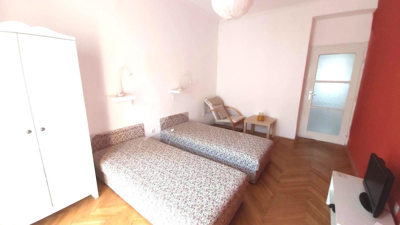 Eozin Apartman Pécs Buitenkant foto